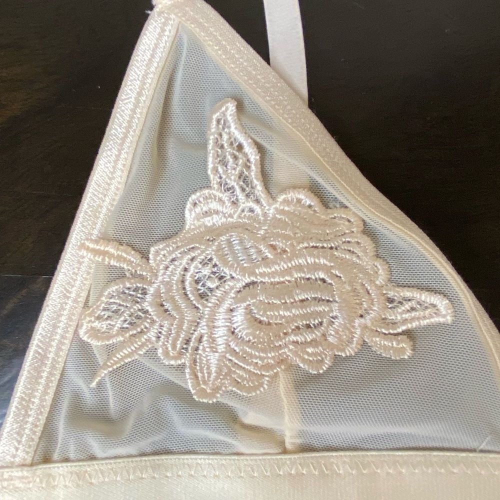 Youmita cream bra with lace appliqués, size small/medium - Picture 3 of 9